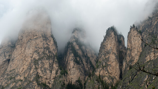 Majestic Peaks and Panoramas in Val Vallunga