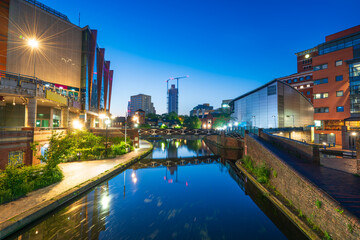 Obraz premium Birmingham canal old turn Junction at dawn