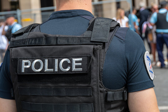 Paris, France - 25 juillet 2024: Marquage "POLICE" en gros plan &eacute;crit &agrave; l'arri&egrave;re d'un gilet pare-balles port&eacute; par un officier de police. Concepts de s&eacute;curit&eacute;, de criminalit&eacute; et d'affaires polici&egrave;res
