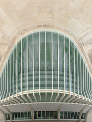 Obraz premium Contemporary structure with a large glass facade and distinctive architectural elements, emphasizing modern design, urban innovation, and advanced engineering techniques.