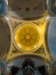 Obraz premium Detailed interior view of an architectural dome adorned with frescoes and a central chandelier, highlighting artistic craftsmanship and historical religious significance.