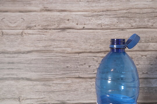 botella plastico azul tapon adosado 