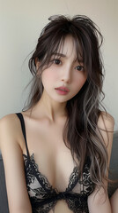 レースの黒いキャミソールを着ているギャル