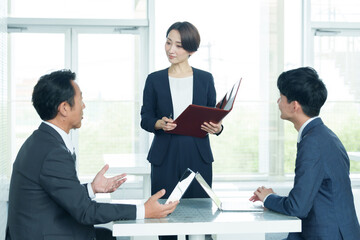 ビジネスパーソン　打ち合わせ　ミーティング