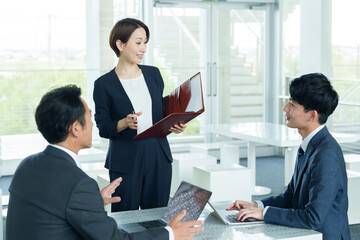 ビジネスパーソン　プレゼン　会議