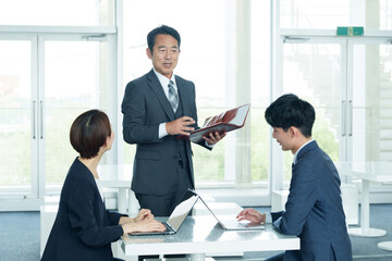 ビジネスパーソン　打ち合わせ　ミーティング