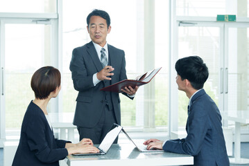 ビジネスパーソン　プレゼン　会議