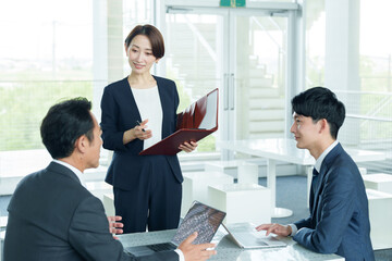 ビジネスパーソン　打ち合わせ　ミーティング