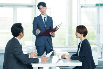 ビジネスパーソン　プレゼン　会議