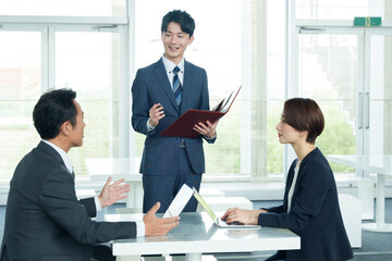 ビジネスパーソン　打ち合わせ　ミーティング
