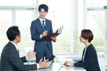 ビジネスパーソン　プレゼン　会議