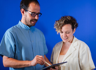 Obraz premium Doctors discussing patient records on a digital tablet