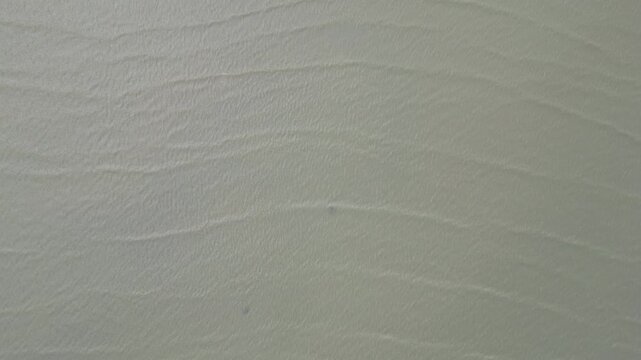 파타야 북부 어촌마을 나끌루아 해변의 갯벌에서 만난 부드러운 파도 물결의 패턴 