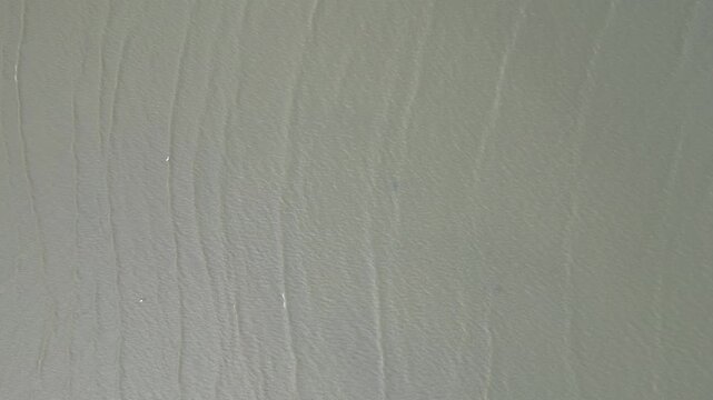 파타야 북부 어촌마을 나끌루아 해변의 갯벌에서 만난 부드러운 파도 물결의 패턴 