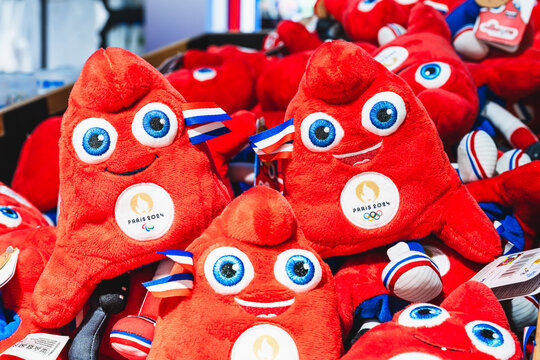 Peluche Phryges, la mascotte des Jeux Olympiques de 2024 &agrave; Paris. Ces peluches &eacute;voquent le bonnet phrygien, symbole de la r&eacute;volution fran&ccedil;aise de 1789.