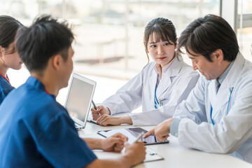 真剣な表情でカンファレンスを開く男女の医療スタッフ
