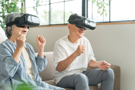 VRゴーグルをつけてバーチャルリアリティ・メタバースを体験するシニア世代の夫婦