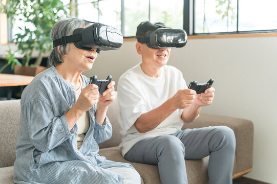VRゴーグルをつけてバーチャルリアリティ・メタバースを体験するシニア世代の夫婦
