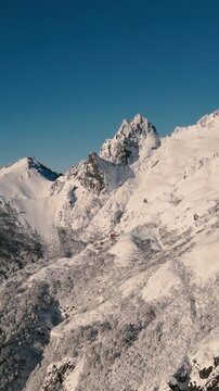 Invierno en la Monta&ntilde;a - Drone Video Vertical