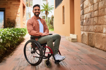 Hombre latino sonriente en silla de ruedas saliendo de su casa. Concepto de inclusión social. IA generativa.