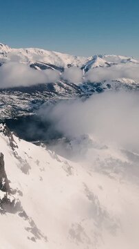 Invierno en la Monta&ntilde;a - Drone Video Vertical