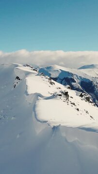 Invierno en la Monta&ntilde;a - Drone Video Vertical