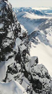 Invierno en la Monta&ntilde;a - Drone Video Vertical