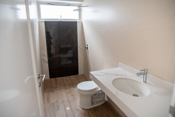 baño completo con acabados de loza en departamento