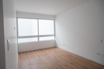 habitacion de departamento con grandes ventanas