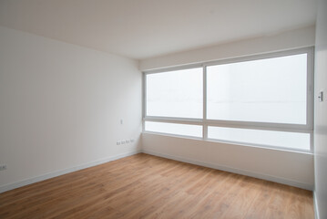 habitacion de departamento con grandes ventanas