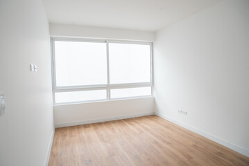 habitacion de departamento con grandes ventanas