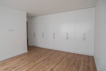 habitacion de departamento con amplio armario 