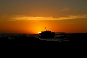Obraz premium ship at sunset