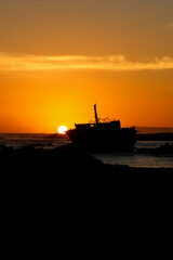 Fototapeta premium boat in the sunset