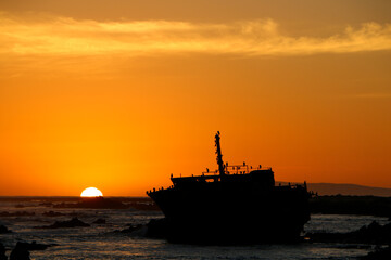 Fototapeta premium boat in the sunset