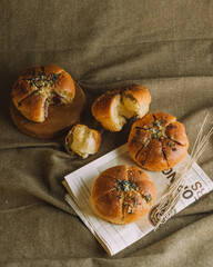 a basket of garlic bread on a table