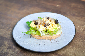bread with egg ,lettuce and mushroom topping