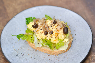 bread with egg ,lettuce and mushroom topping and americano coffee or tea