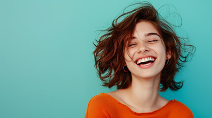 水色のシンプルな背景と満面の笑顔の女性_A woman with a simple light blue background and a big smile