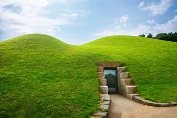 충청남도 공주시에 위치한 백제 제25대 임금 무령왕의 무덤이다.대한민국 사적 제13호로 지정되 있다.
