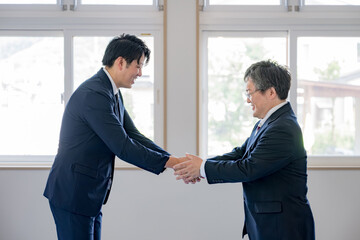 がっちり握手するビジネスマン
