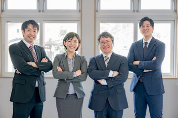 腕組みする４人のビジネスマン