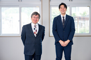 二人の笑顔のビジネスマン