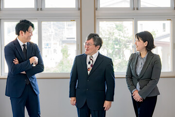 楽しく話すビジネスマン達