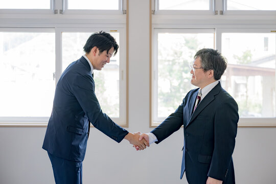 握手するビジネスマン