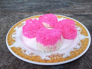 Sengkulun is a sticky rice cake, a traditional Indonesian cake made from rice flour and grated coconut