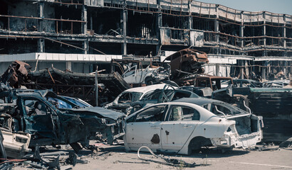 destroyed cars in a city lost in the war in Ukraine