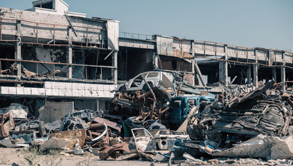 destroyed cars in a city lost in the war in Ukraine