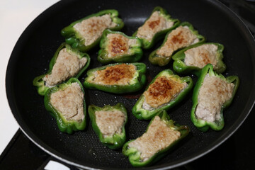 ピーマンの肉詰めを作る様子