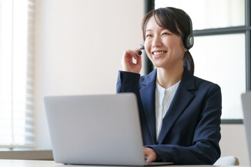 女性　ヘッドセット
